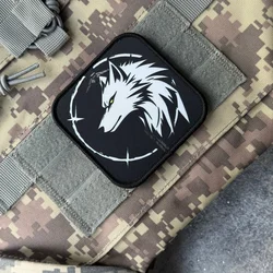 Parche táctico lobo blanco con gancho MOLLE para mochilas y exterior