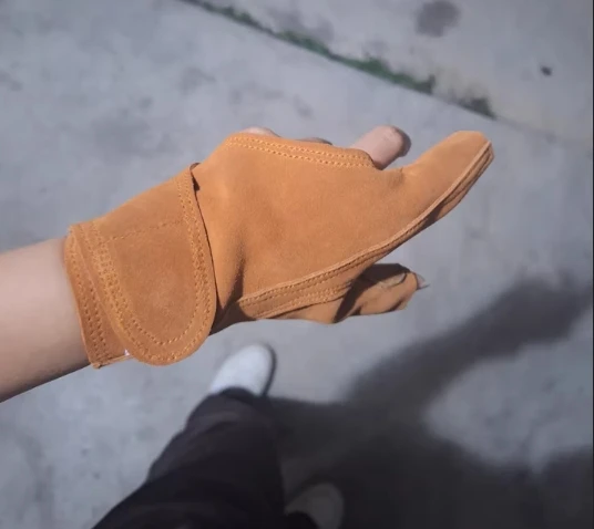 Guantes de velocidad de arco tradicional de cuero de vaca para exteriores, almohadilla para el pulgar, extractor de cuerda engrosado, guantes de tiro con arco - imagen 3