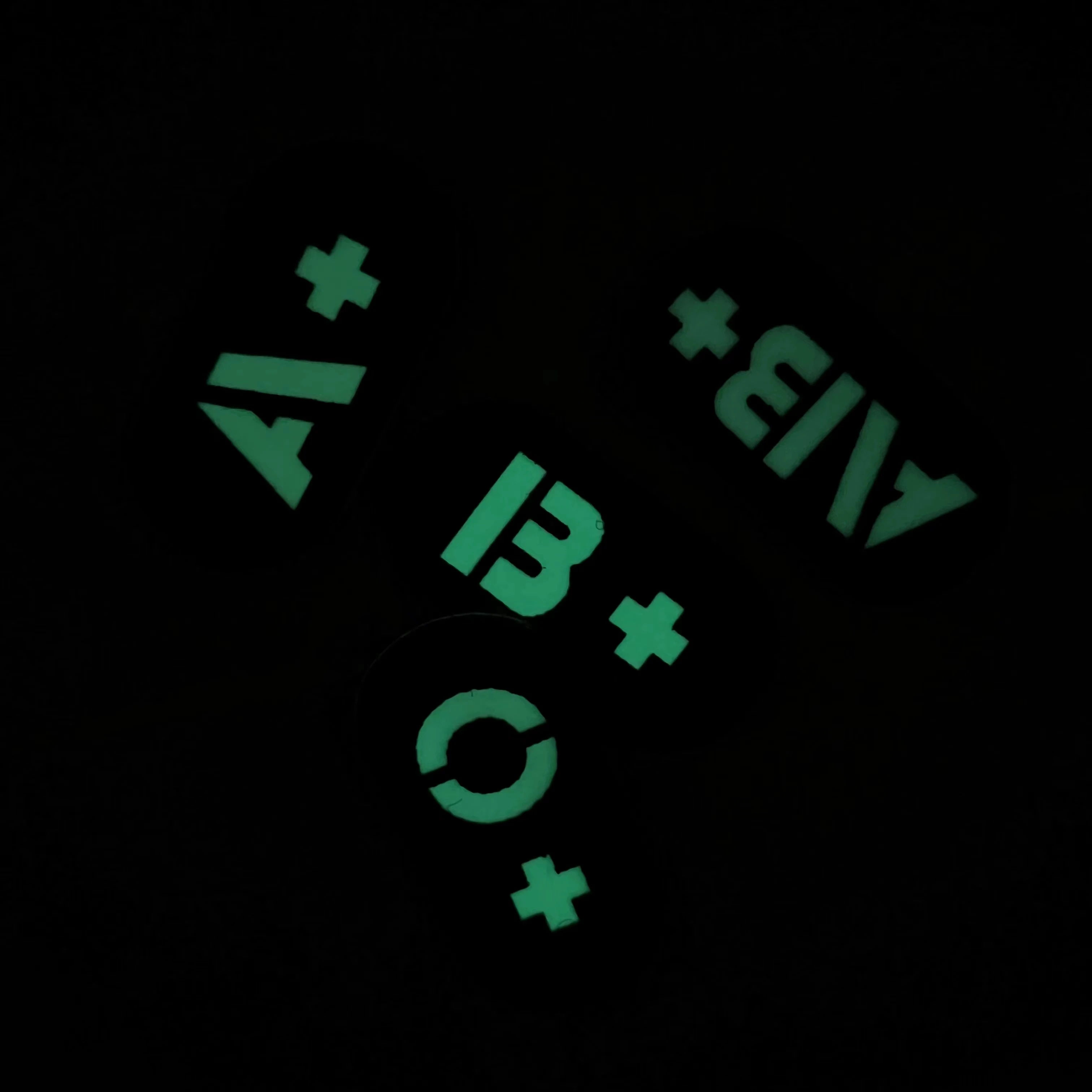 Insignia tipo sangre de camuflaje, parche para brazalete que brilla en la oscuridad con corte láser - imagen 3