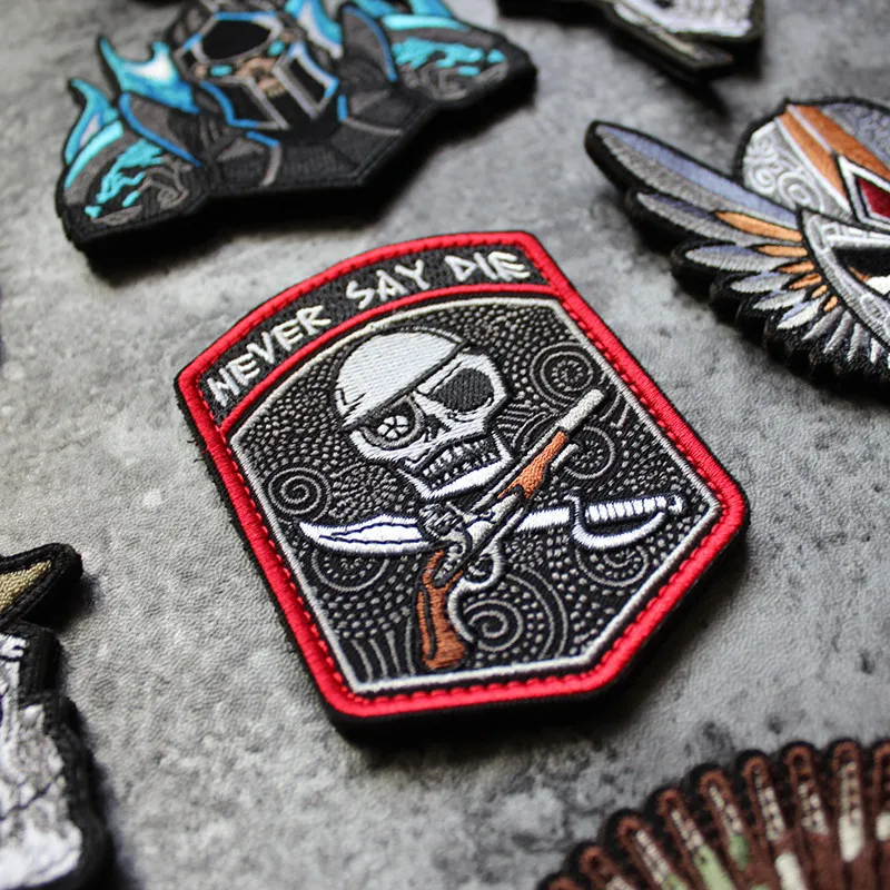 Parche táctico bordado Never Give Up con gancho para mochila - imagen 3