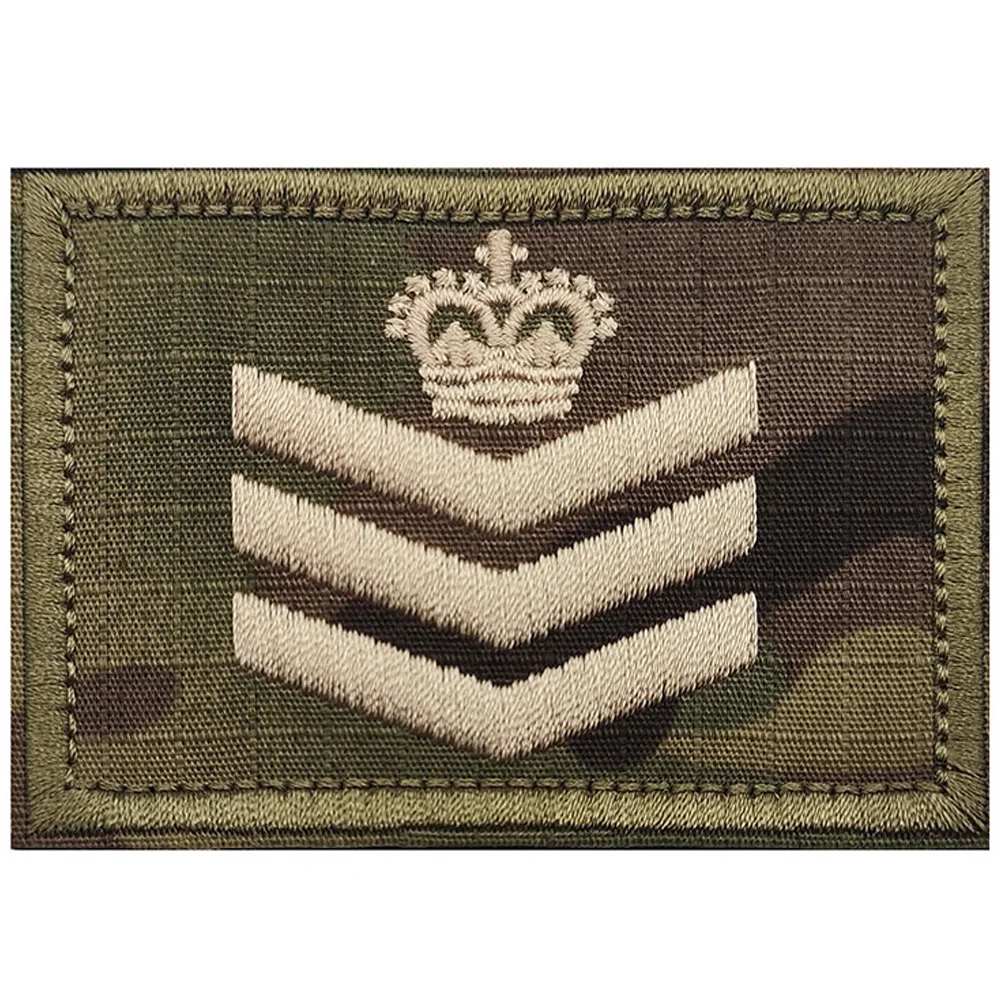 Detalle del bordado y textura del parche militar