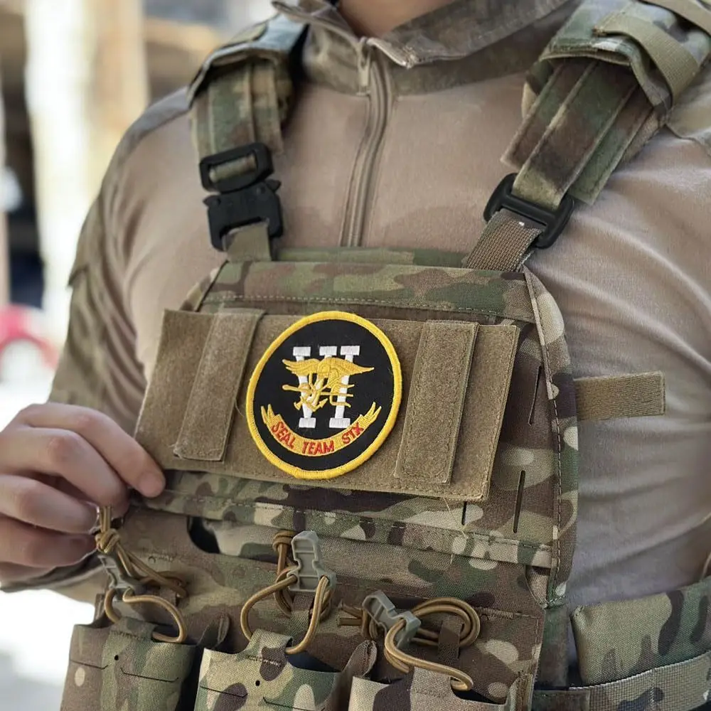 Detalle del borde reforzado y las cintas Molle