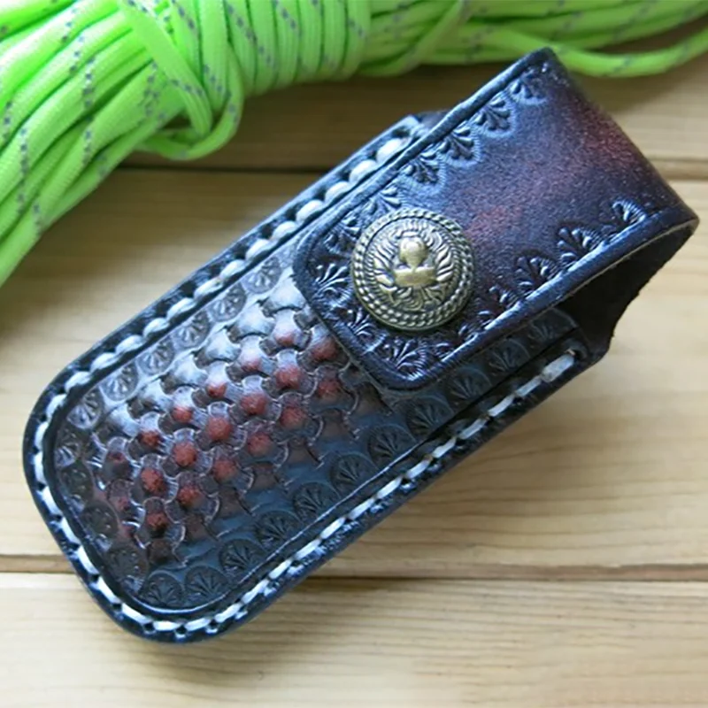 Funda exterior mostrando el relieve de piel de serpiente y la hebilla de león