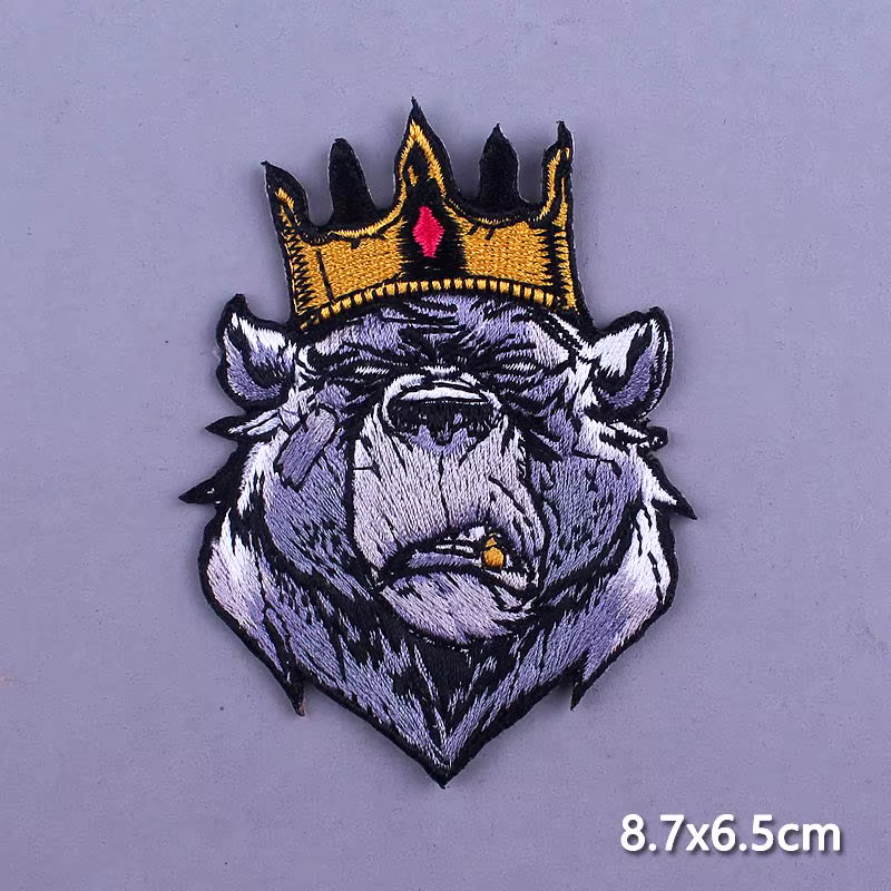 Detalle del parche termoadhesivo listo para planchar