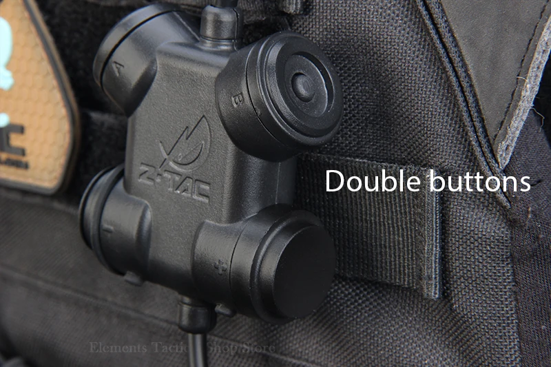 Auriculares tácticos en uso con casco militar