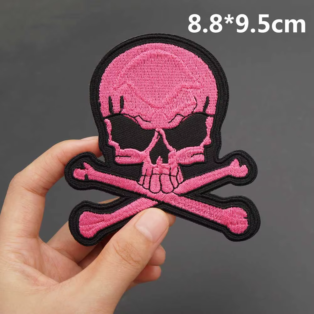 Detalle del bordado de calavera con Motorcycle