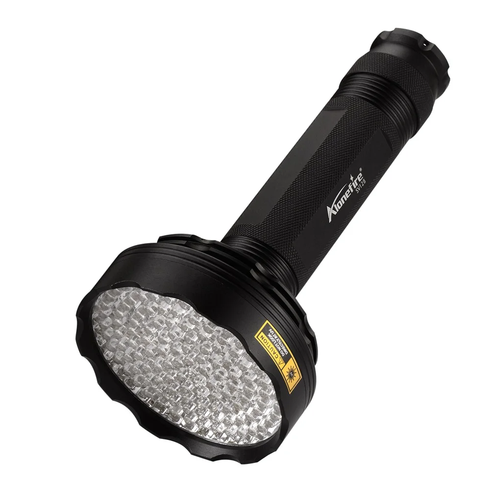 Linterna UV en uso sobre superficies