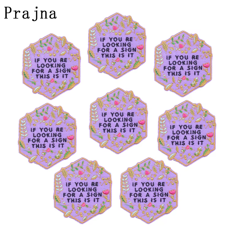 Parches de letras Prajna sobre una mesa de trabajo