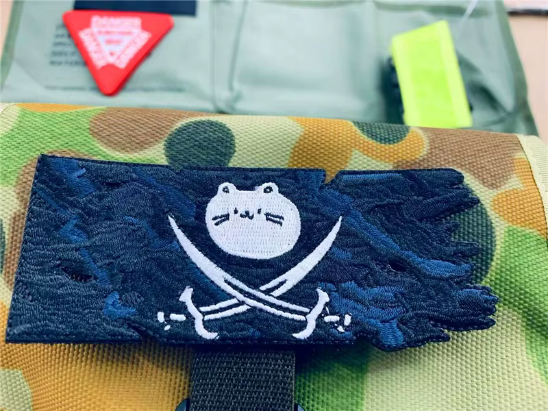 Detalle del parche bordado aplicado en chaleco táctico