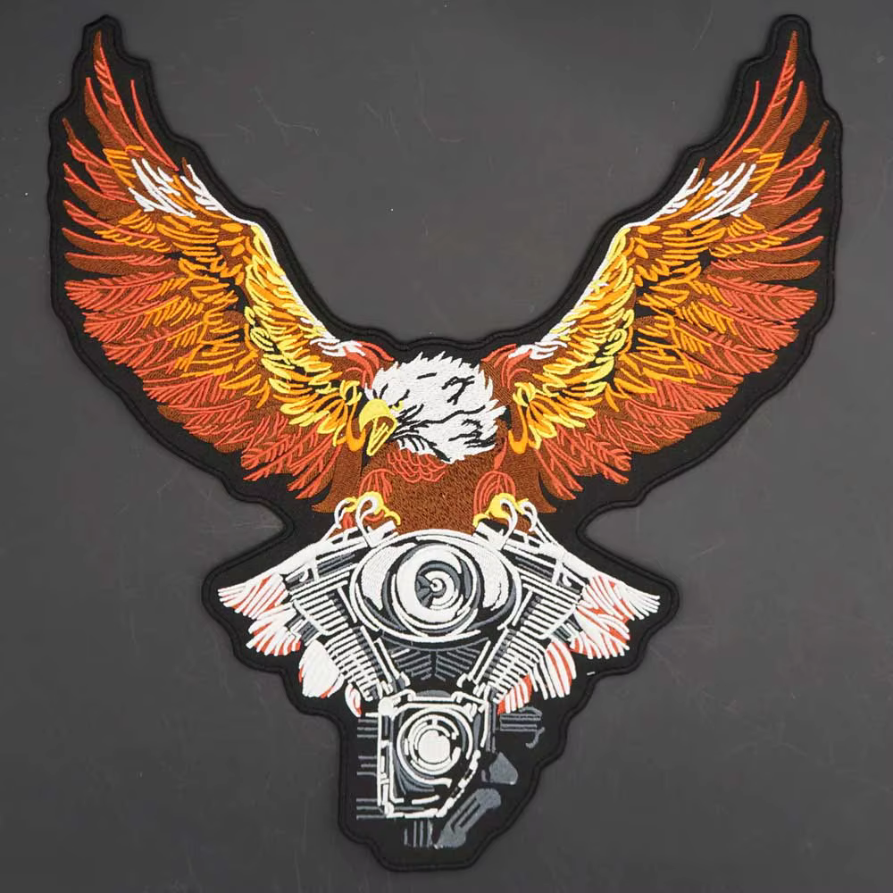 Parche de águila bordado sobre chaqueta de cuero
