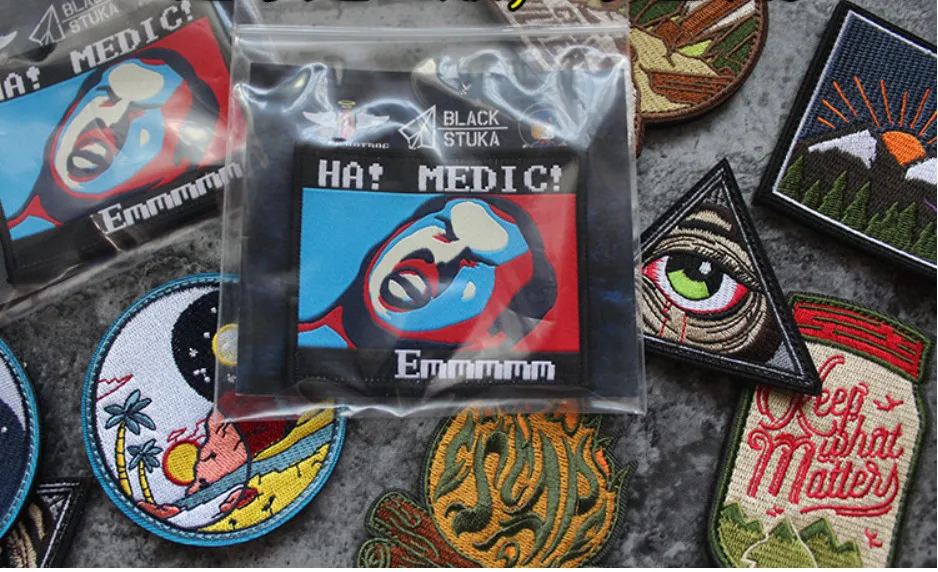 Parche bordado médico estilo militar con expresión exagerada