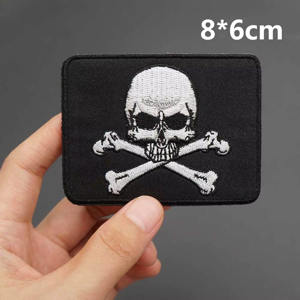 Parche bordado de calavera en fondo oscuro