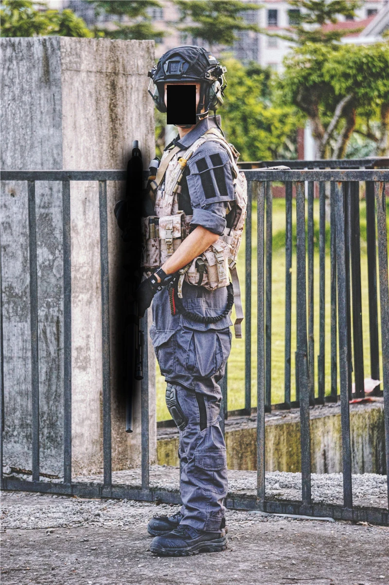 Ajuste del traje de piel de rana en movimiento