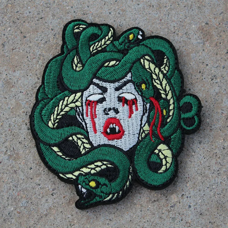 Parche bordado medusa roja con lágrimas de sangre – para coser - imagen 3