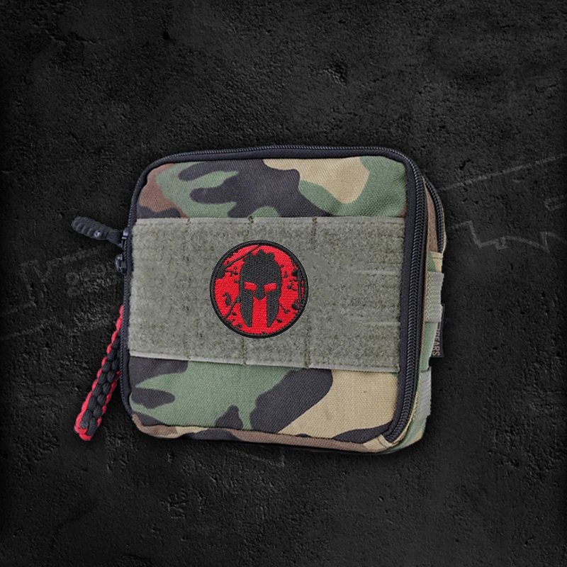Parche calavera espartana rojo – Parches tácticos MOLLE para uniforme - imagen 4