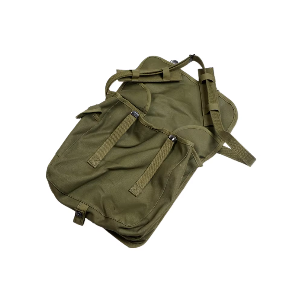 Mochila verde militar vista lateral