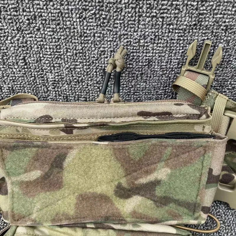 Detalle del panel con cremallera y compartimentos internos