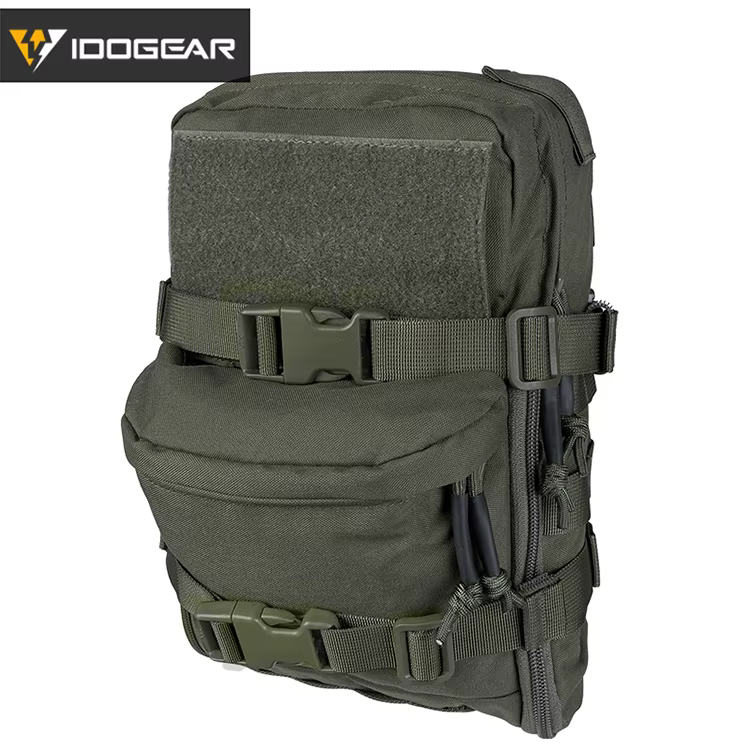 Vista frontal de la mini mochila de hidratación táctica
