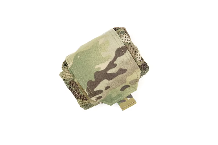 Vista de la bolsa de malla multicam plegada y lista para transportar