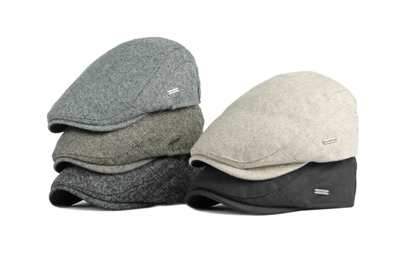 Detalle del gorro con visera y patrón