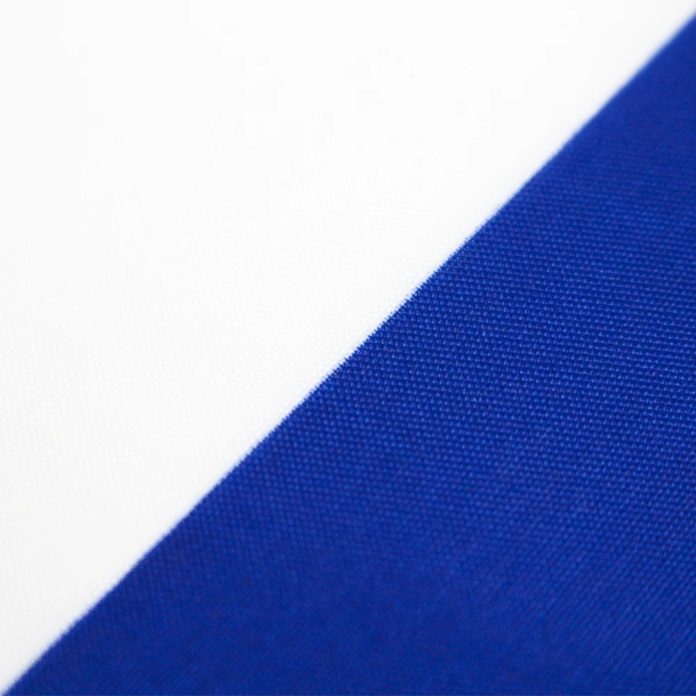 Bandera finlandesa extendida para decoración