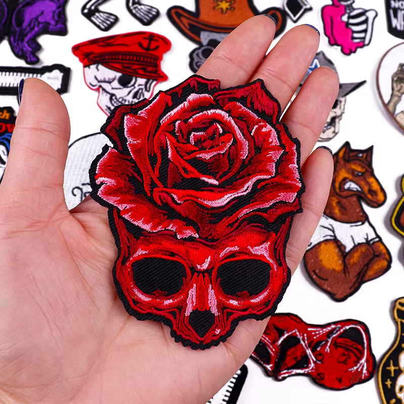 Parche bordado calavera rosa sobre tela oscura