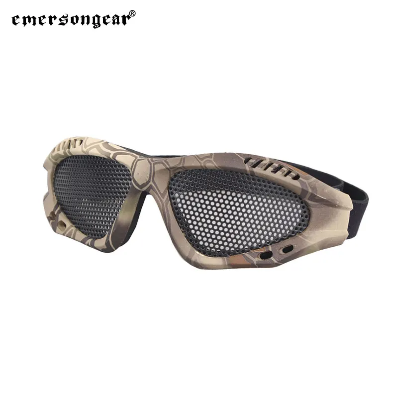 Gafas Emersongear guardadas en un estuche rígido junto a otros accesorios tácticos