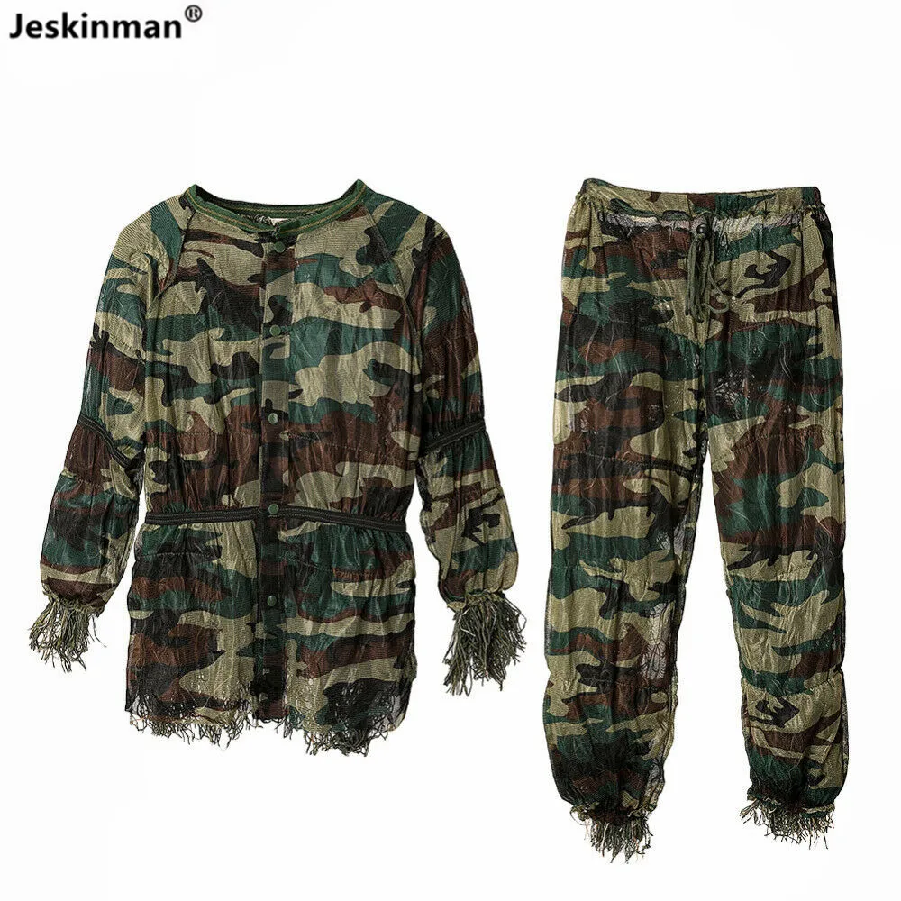 Traje en uso y cobertura de capucha