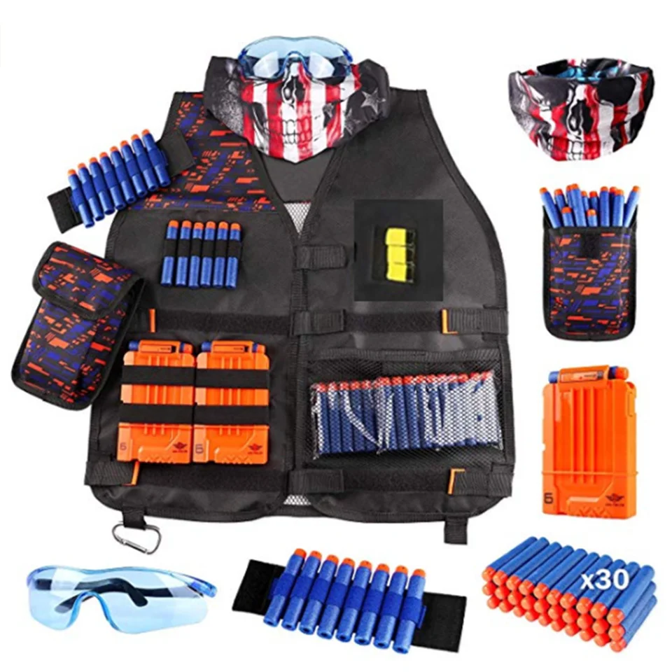 Niño con chaleco táctico y gafas de protección listo para jugar