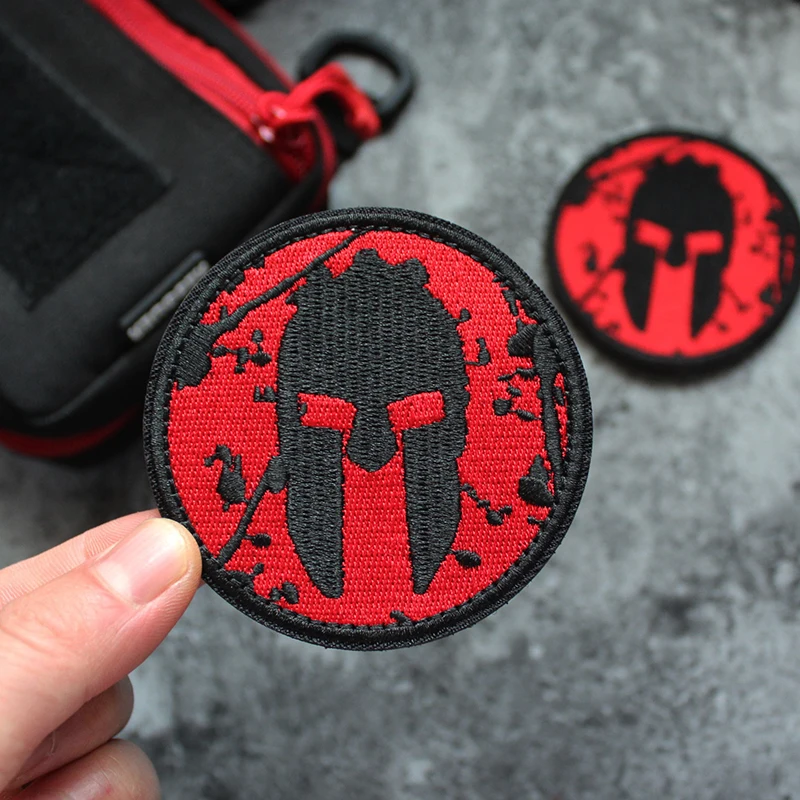 Parche calavera espartana rojo – Parches tácticos MOLLE para uniforme - imagen 3