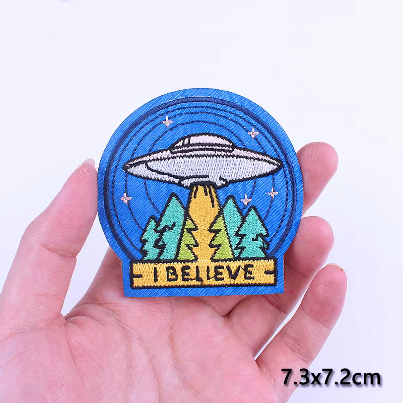Parche bordado con diseño de lago del desierto en tonos arena y azul