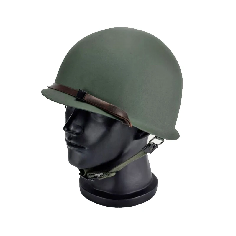 Casco M1 colocado sobre superficie neutra para apreciar su forma completa