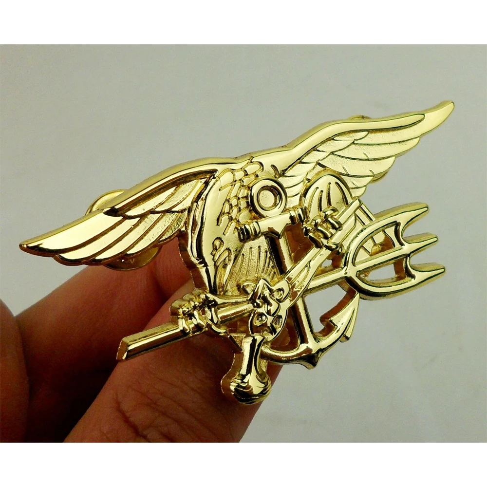 Detalle del broche con diseño de águila tridente SEAL