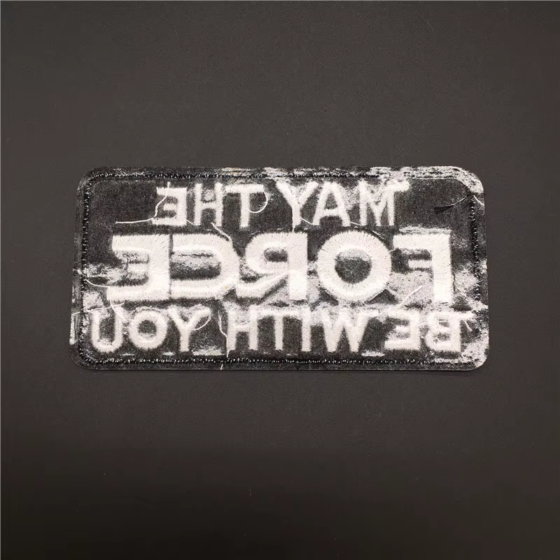 Parche bordado DIY negro y blanco 10x5 cm para planchar o coser
