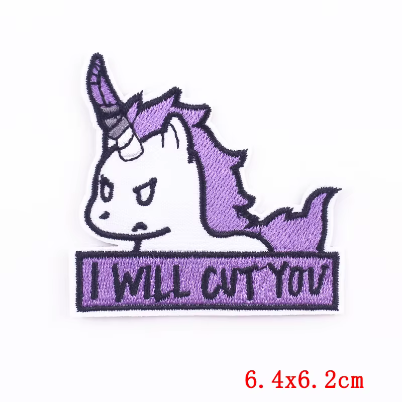 Parche bordado de unicornio con letras decorativas
