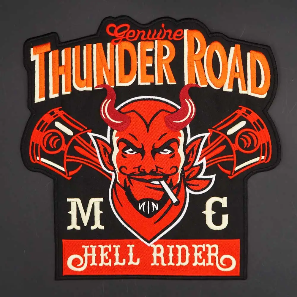Parche bordado THUNDER ROAD HELL RIDER MC en chaqueta de cuero