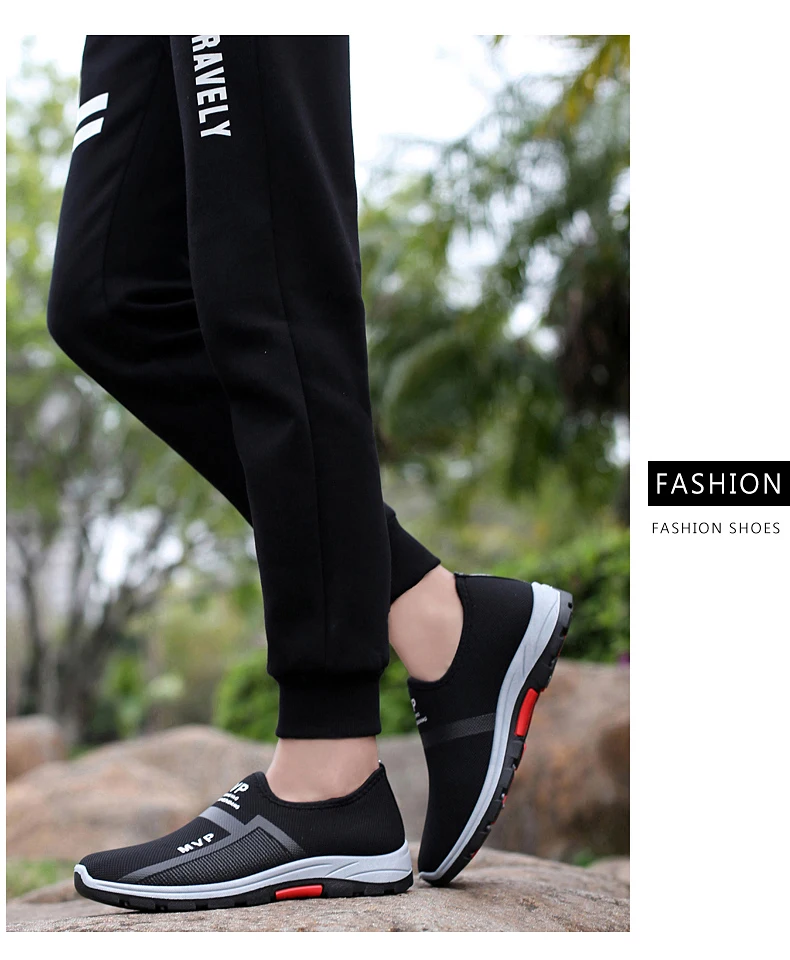 Detalle superior de las zapatillas ligeras sin cordones