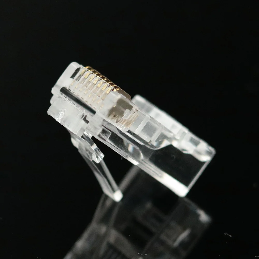 Conector RJ45 junto a una herramienta de crimpado