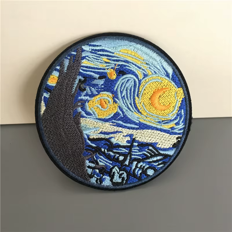 Parches bordados con diseños de rayas en tonos amarillos y azules