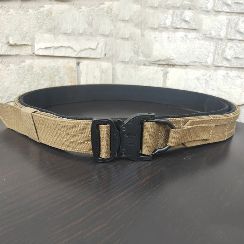 Cinturón táctico MOLLE Multicam en uso