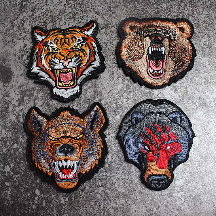 Parche bordado con motivo de lobo