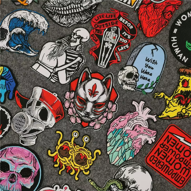 Detalle de parche con calavera y labios
