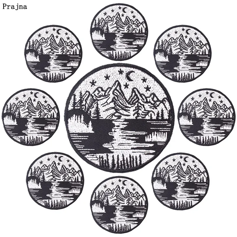 Vista detallada de parches bordados con insignias de naturaleza