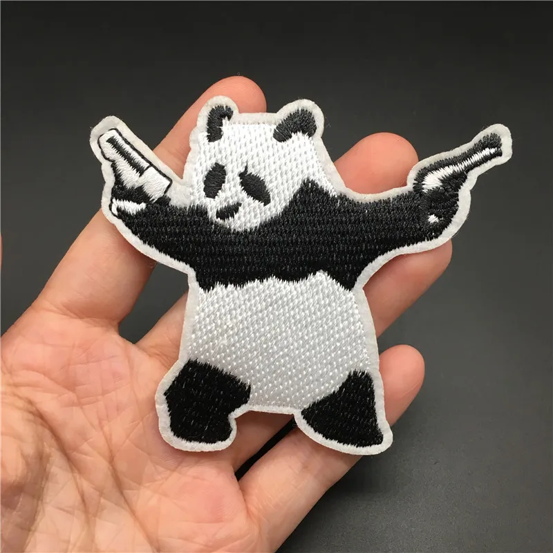 Parche bordado de panda bordado en tela negra con detalles en blanco