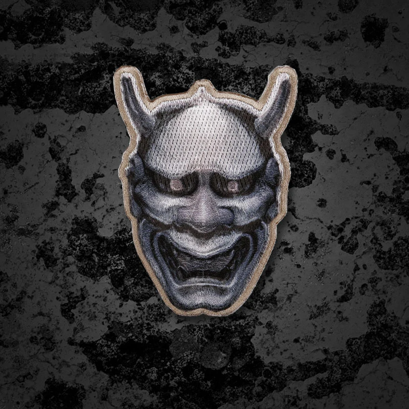 Detalle del diseño Hannya Mask en tela negra y roja