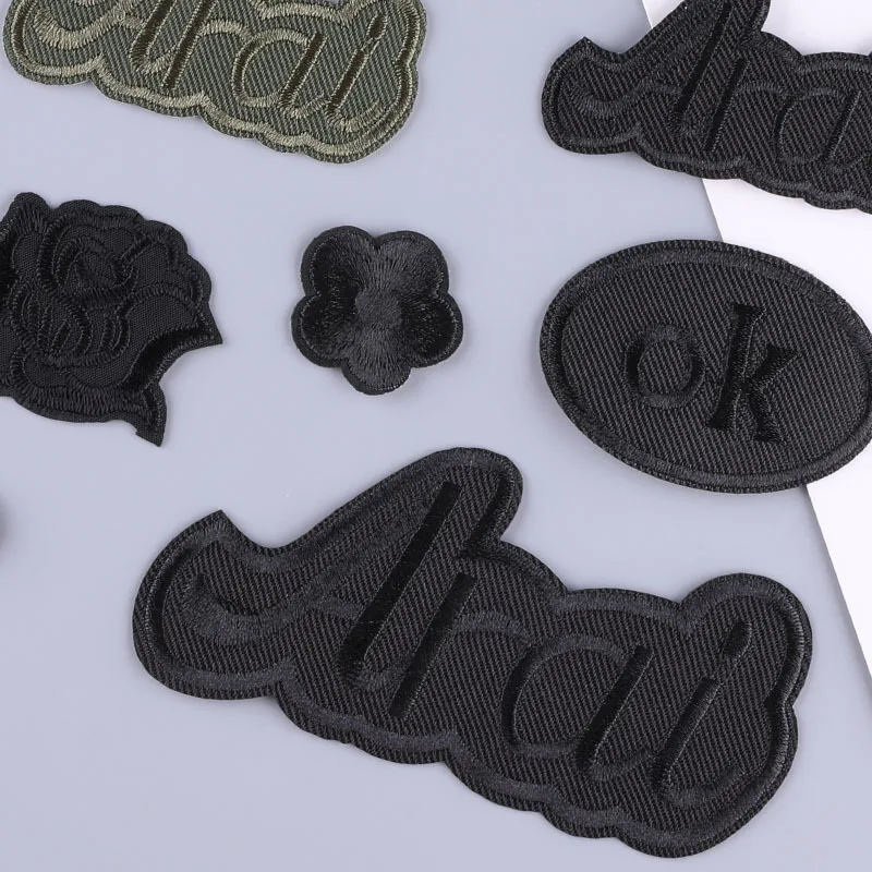Parches bordados negros para ropa - vista frontal