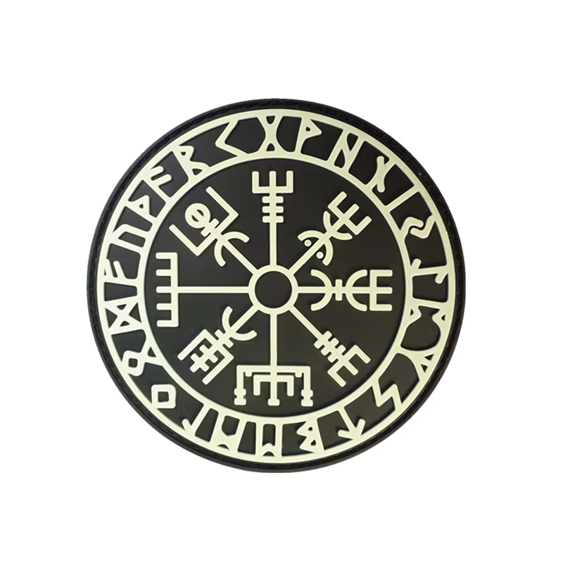 Brújula nórdica con logo Odín en contexto