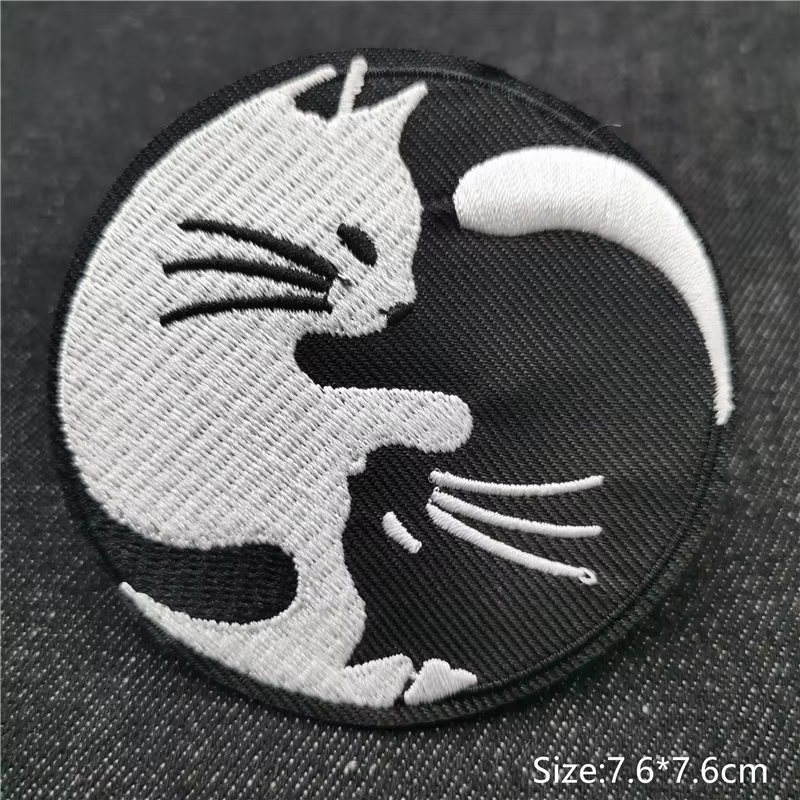 Parches bordados de pentagrama blanco y negro sobre fondo oscuro