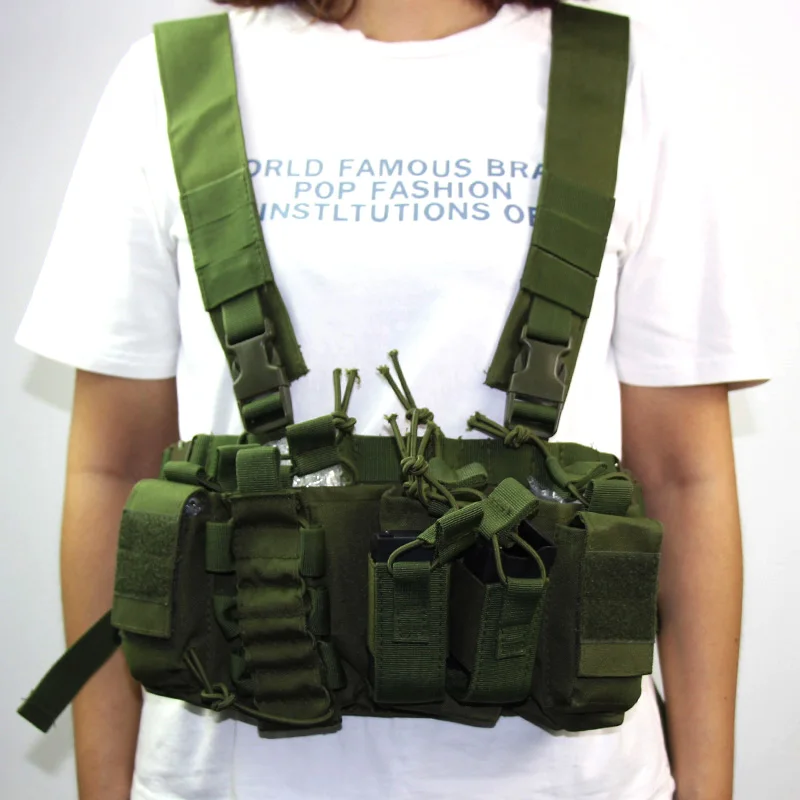 Vista frontal del chest rig táctico con bolsillos para revistas