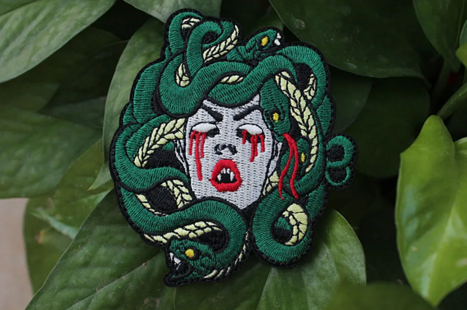 Detalle del parche bordado de medusa